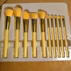 Brushes set color pink